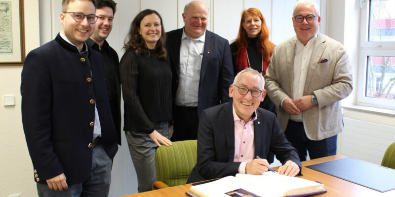 Regierungspräsident Heinrich Böckelühr trug sich ins Goldene Buch der Stadt Olsberg ein. Foto: Stadt Olsberg