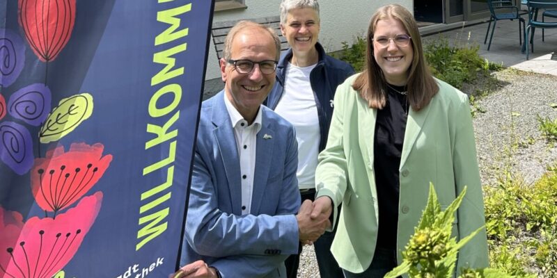 Bürgermeister Dr. Christof Bartsch mit Ute Hachmann und Charlotte Böddicker (v.l.n.r.)