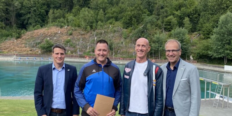 v.l.n.r. Fachbereichsleiter Clemens Mund, Schwimmmeister Lucas Mitschke, Schwimmmeister Dietmar Michel, Bürgermeister Dr. Christof Bartsch