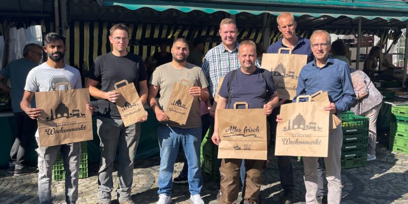 Bürgermeister Dr. Christof Bartsch (rechts) und Marktmeister Florian Hohmann (4.v.r.) mit einigen Marktteilnehmern und den neuen Markttüten